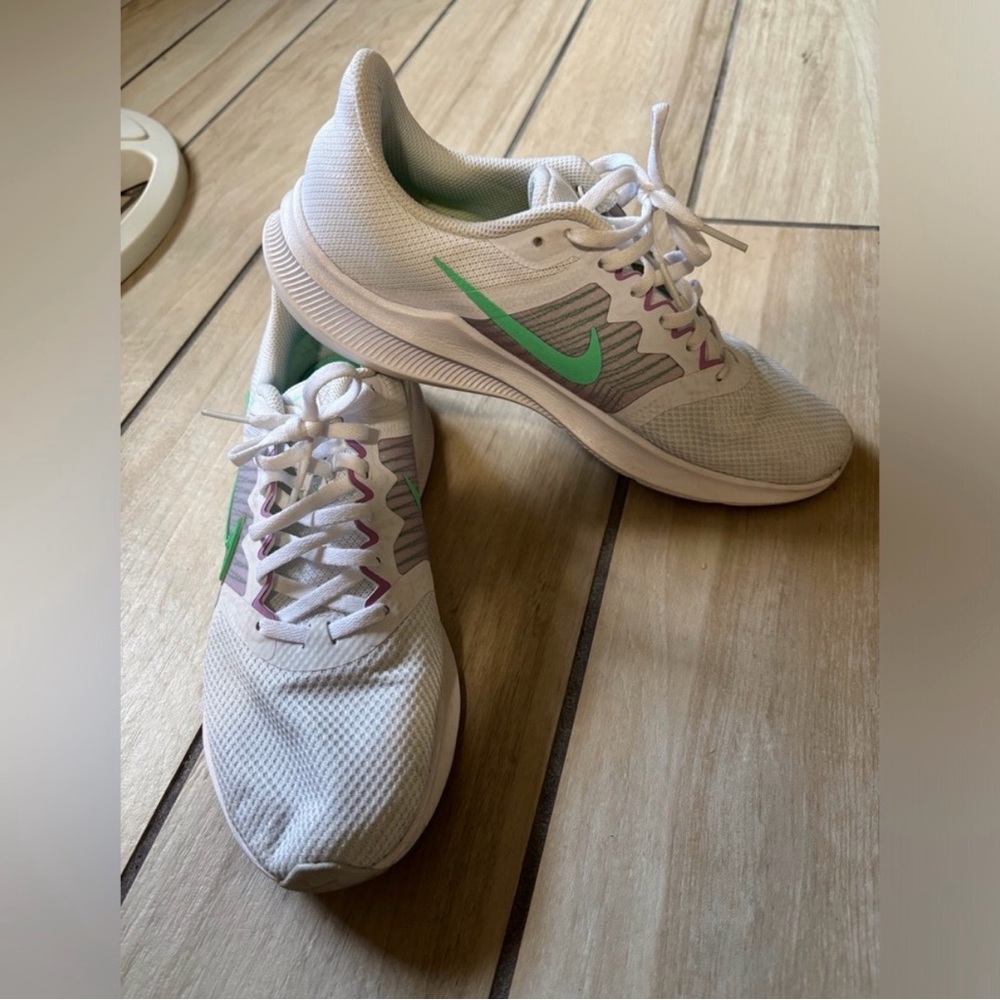 Nike Women's Size 10 White and Mint Athletic Shoes